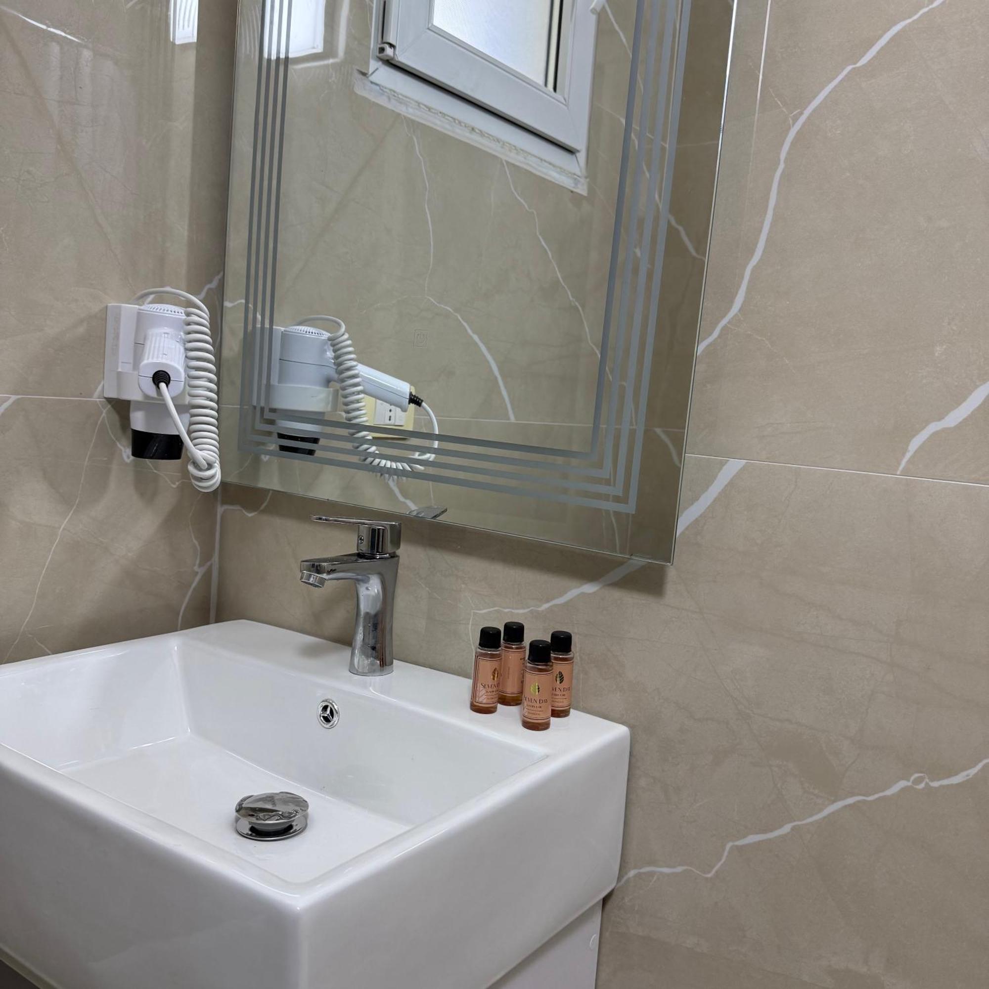 Hotel Amantia Bashkia e Orikumit Exteriör bild